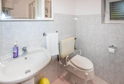奥利布岛House Sun and Sea的浴室配有白色卫生间和盥洗盆。