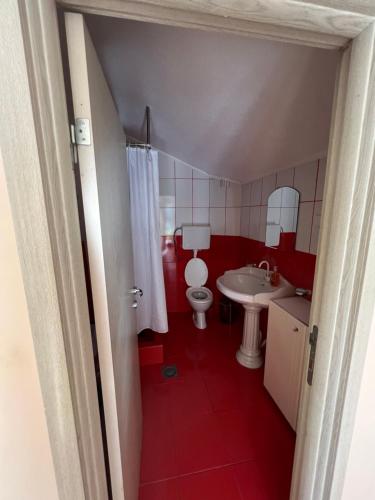 科托尔Apartman Savo的红色的浴室设有卫生间和水槽