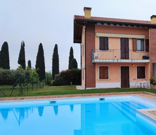 RonchiCasa Dolcitalia a Gardaland con piscina的别墅前设有游泳池