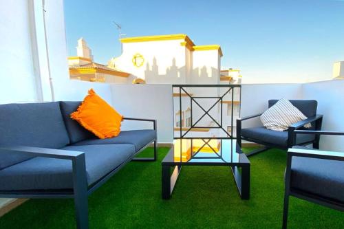 阿尔布费拉Albufeira Central Apartment, 10 mins walk to beach的客厅配有两张沙发和一张桌子