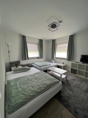 吉森Ferienhaus-Ost的一间带两张床和一张沙发的大卧室