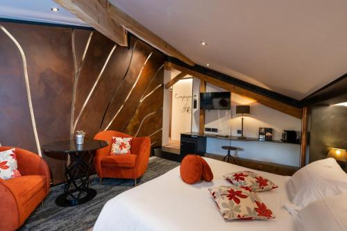 勒帕勒高地花园酒庄私人Spa木屋酒店的配有床和两把椅子及一张桌子的房间