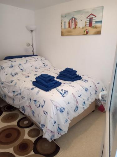 StarcrossViolet Mays Haven的一间卧室配有一张带蓝色毛巾的床