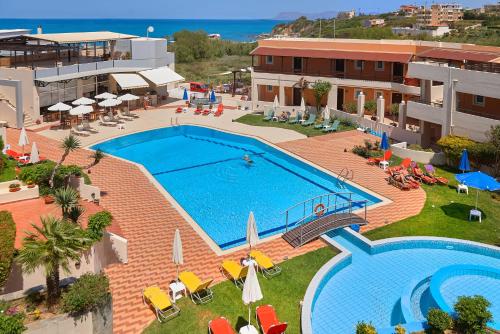 斯塔罗斯Pegasus Hotel的享有酒店游泳池的顶部景色
