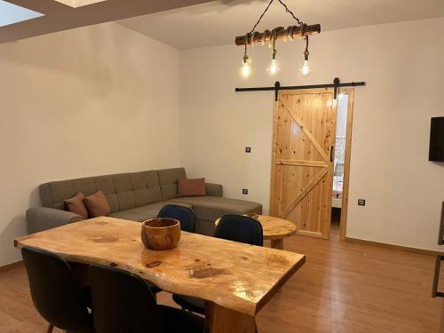 依克希亚Olivelia的客厅配有木桌和沙发