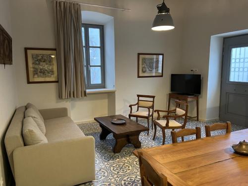 伊兹拉Mercato Vecchio House的客厅配有沙发和桌子