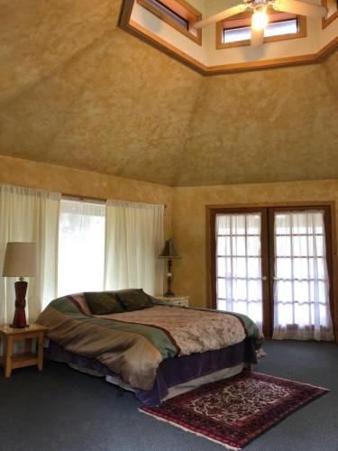 Kettle FallsChina Bend Winery Bed and Breakfast的一间带一张大床的卧室,位于带窗户的房间内