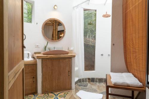 乔阿奇Chalets HUITACA的一间带水槽和镜子的浴室