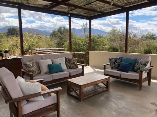 MafutaBubezi Camp的山景庭院配有沙发和桌子。