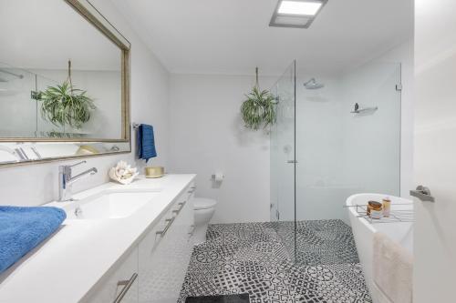 浅滩湾华美达度假酒店的一间浴室