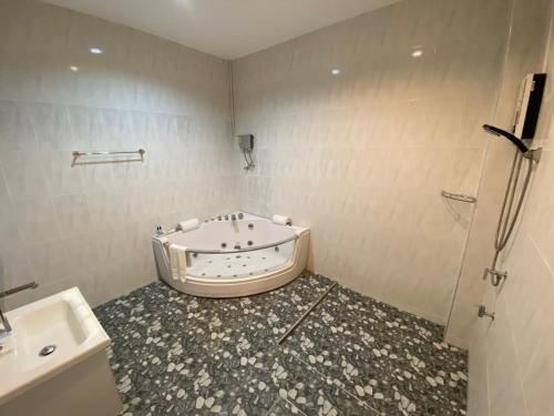 北碧Makan Resort的带浴缸和盥洗盆的浴室