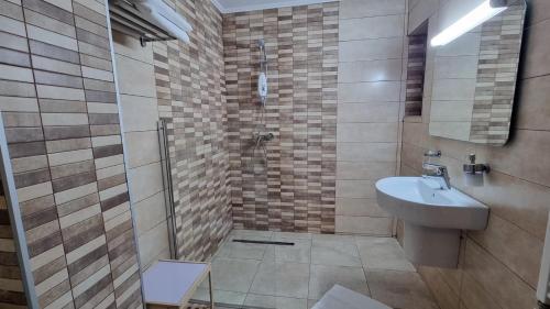 丰达塔La Vulturi的一间带水槽和淋浴的浴室