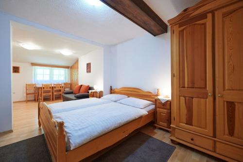 卢斯Turistična kmetija Stoglej的一间带大床的卧室和一间客厅