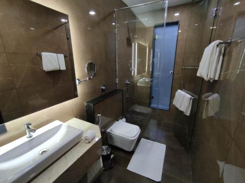 NandigundaSILVER CLOUD的一间带水槽、淋浴和卫生间的浴室
