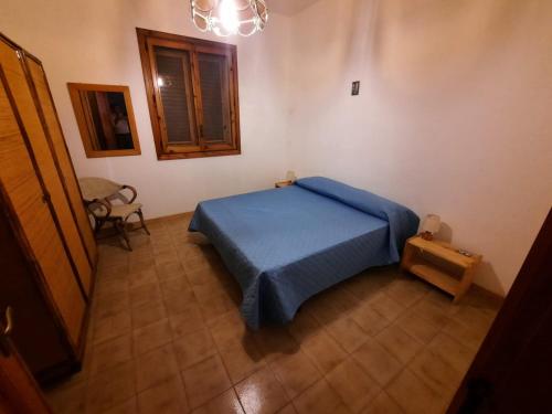 托里德欧索Casa di Max的一间卧室设有蓝色的床和窗户。