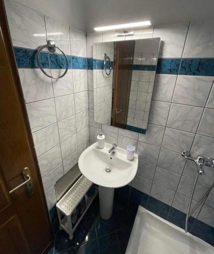 伊古迈尼察ALEKA KOTSI ROOMS 2的一间带水槽和镜子的浴室