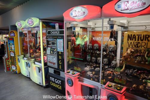 塔特舍尔The Wardens Escape - Tattershall Lakes Country Park的商店里的一组电子游戏机