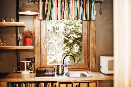布伦纳UROCZY DOMEK的厨房设有水槽和窗户。