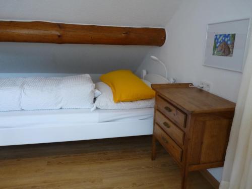 阿尔特雷Ferienhaus Barbarasegen的一张带黄色枕头和木制床头柜的床