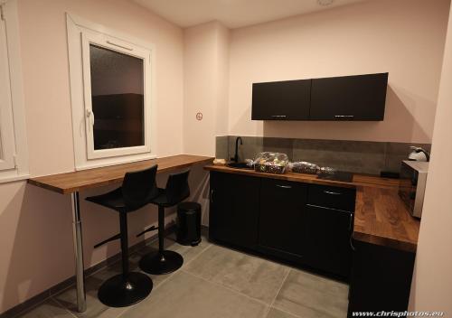 南希Ds Plaisir Love Room avec sauna, jacuzzi à Nancy的厨房配有桌椅和电视。