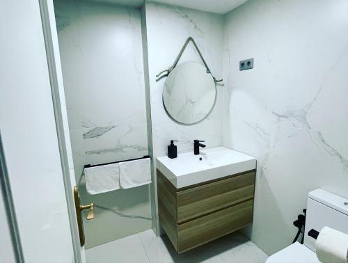 阿尔姆尼卡IPANEMA PLAYA 2 Habitaciones的白色的浴室设有水槽和镜子