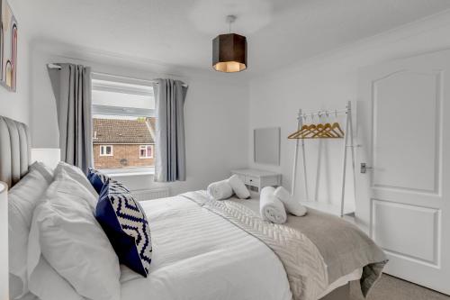 诺里奇Guest Homes - Galley Lodge的卧室配有带枕头的白色床和窗户。