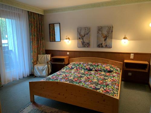 巴德小基希海姆Ski und Therme 2的一间卧室配有一张带彩色床罩的床