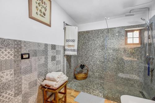 圭马尔Casa Bene的带淋浴的浴室和玻璃淋浴间