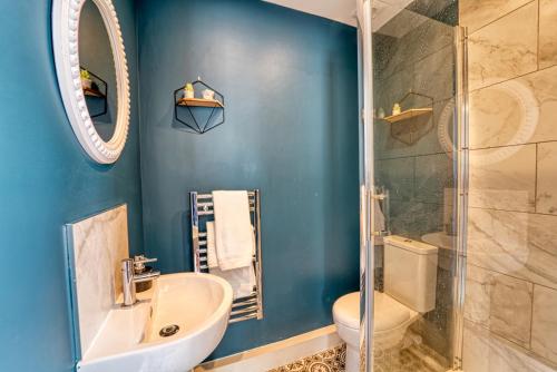 伍斯特Guest Homes - Shaw Street Apartment的蓝色的浴室设有水槽和淋浴