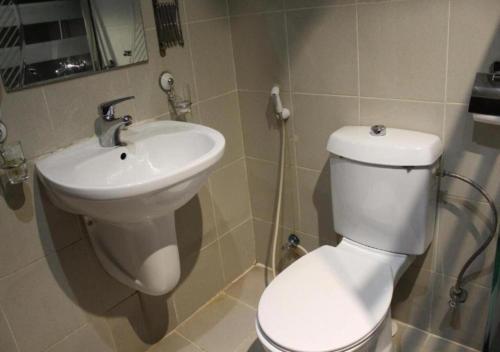 吉达Tobal Al Hamra Hotel Apartments的浴室配有白色卫生间和盥洗盆。