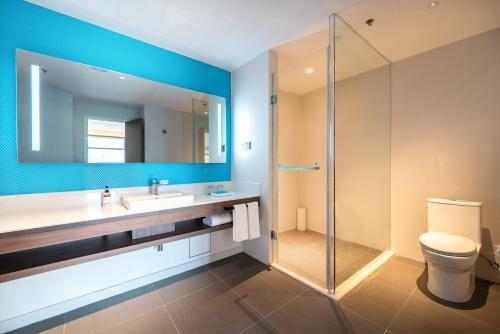 林芝林芝华发智选假日酒店的一间带水槽和玻璃淋浴的浴室