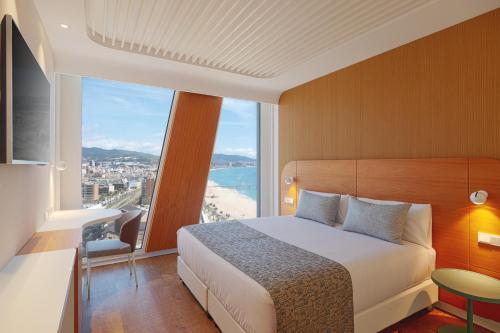 巴达洛纳Hotel Marina Badalona的酒店客房设有一张床和一个大窗户