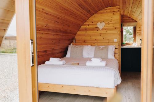 Cape CastleNorth Coast 9 Glamping的小木屋内一间卧室,配有一张床