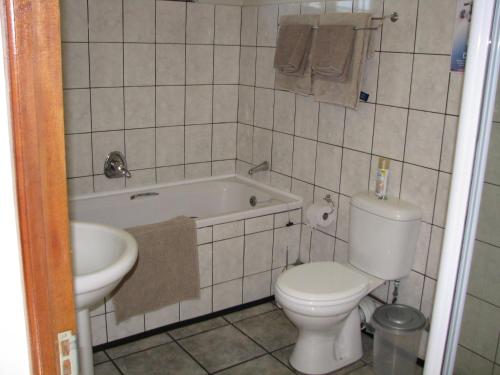 格拉罕镇Kaiser's B&B的浴室配有卫生间、浴缸和水槽。