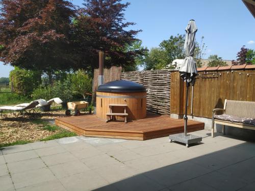 VolkelChalet "Het Biggetje" met hottub的庭院中带凉亭的木甲板