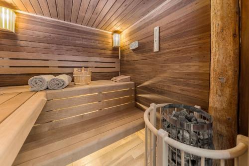 班斯卡比斯特里察La Ferme Francej Luxury Farmhouse Bohinj的一间铺有木地板的木墙桑拿浴室