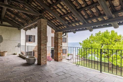Casa del Borgo Diano d Alba的阳台或露台