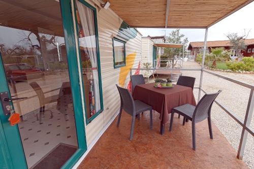 莱韦拉诺盖塔别墅乡村住宿加早餐旅馆的房屋内的门廊配有桌椅