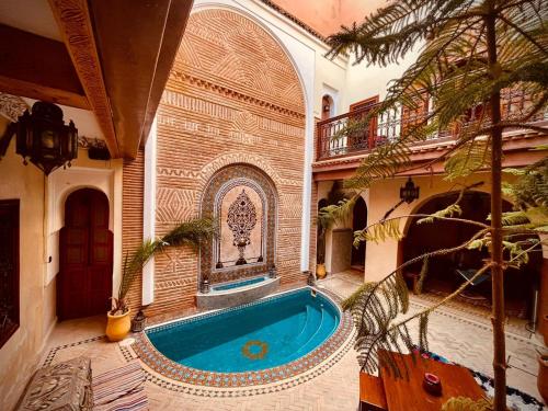马拉喀什博纳尔庭院旅馆的一座带房子的建筑中的游泳池