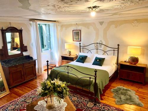 Tarcento德路贝斯弗罗瑞特乡村民宿的一间卧室配有一张床和镜子