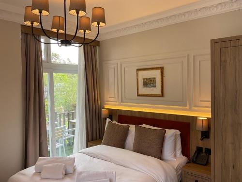 巴斯Old Mill Hotel & Lodge的一间卧室设有一张大床和一个窗户。