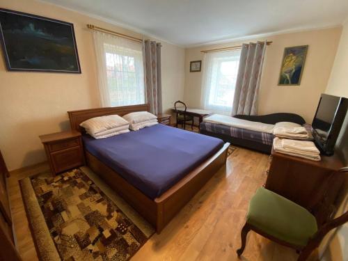 奈达Nida Lotmiškio 15的一间卧室配有两张床和电视。