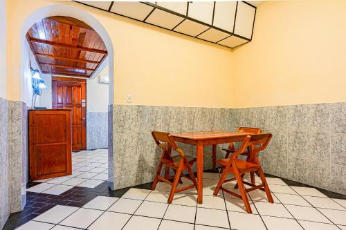 蒙特雷Privada Guadalupe的一间带桌子和两把椅子的用餐室