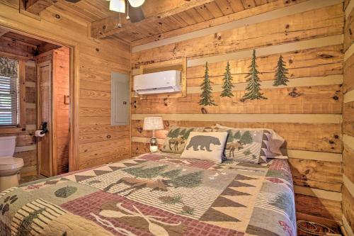 Bean StationRivers View - Cherokee Lake Cabin with Fire Pit!的小木屋内一间卧室,配有一张床
