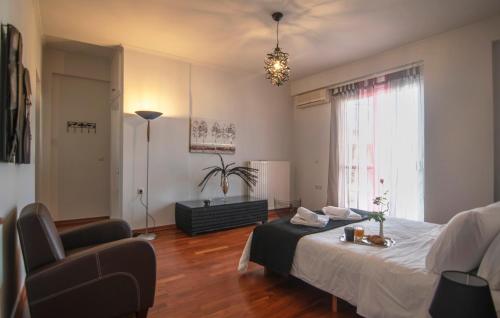 阿克拉塔Akrata's Elegant Luxury Suite的卧室配有床、椅子和窗户。