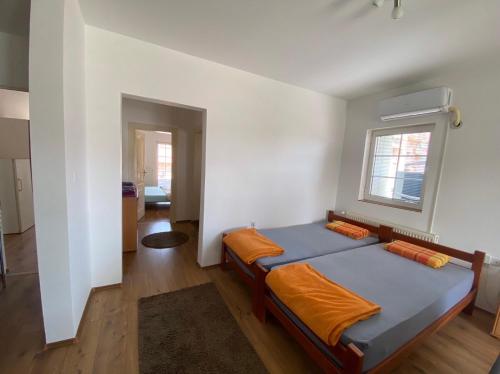 雅戈丁那Apartmani Jovana的一间卧室配有一张带橙色毯子的床