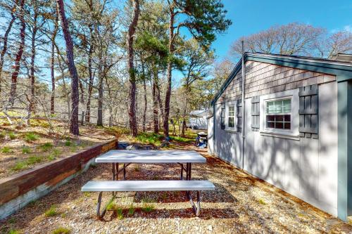 特鲁罗Whitman Surf Cottage & Great Hollow Retreat的一个小房子前面的一张野餐桌