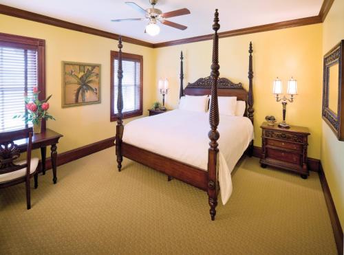 北默特尔海滩Club Wyndham Dye Villas的一间卧室配有一张床、一张桌子和风扇