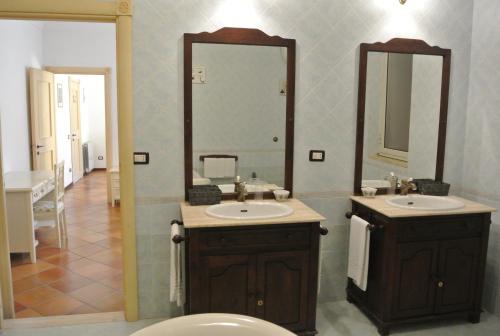 圣莱昂Villa Carlotta Resort的浴室设有卫生间、2个盥洗盆和镜子