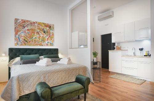 Emi Luxury Apartments客房内的一张或多张床位